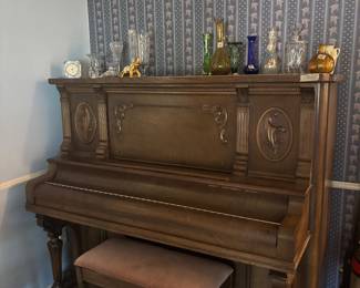 Piano & vases