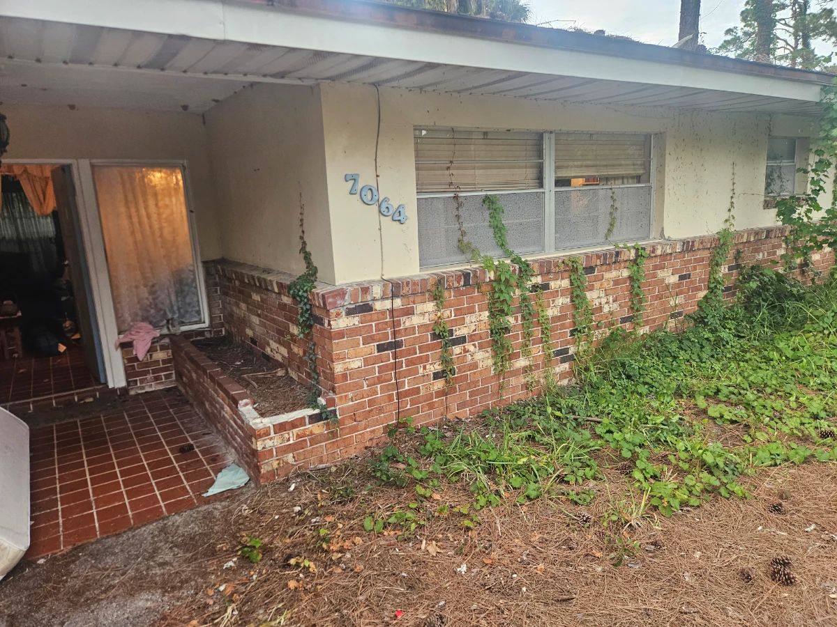 My client requests agreeance from patrons to acknowledge the fact that this house is a very crowded and might pose certain dangers to people with walking restrictions so please be advised