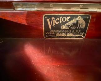 Original Victor Talking Machine Company Victrola cabinet phonograph, likely Model VV-XI, produced in Camden, New Jersey, circa 1910–1921. The VV-XI was Victor’s most successful floor-model Victrola, with the horn concealed inside the mahogany cabinet. Includes a collection of 78 RPM records. 