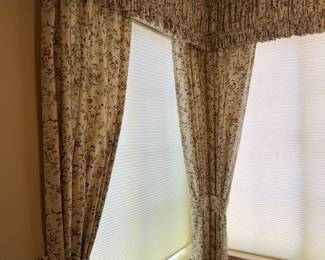 Drapes w Rods, Blinds