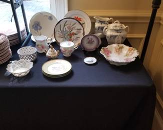Assorted porcelain plates, many vintage
