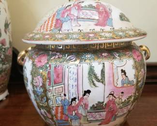 Famille Rose urn with lid