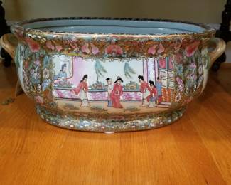 Famille Rose porcelain foot bath