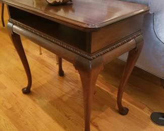 Pair of vintage Queen Anne side tables 