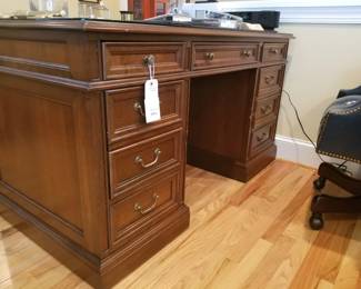 Executive desk (front view)