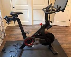 Peloton Original Bike (2018) Indoor Exercise Bike w/ 21.5" HD Touchscreen