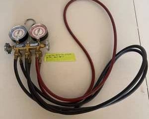 Yellow Jacket Heat Pump Manifold Gauge Set with Charging Hoses