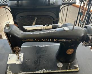 Vintage Singer swing machine (not working but with parts)
