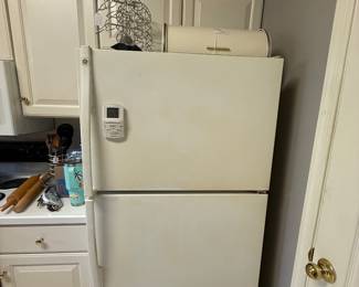 Refrigerator, good for garage 