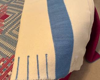 This Hudson Bay Blanket does have 6 points