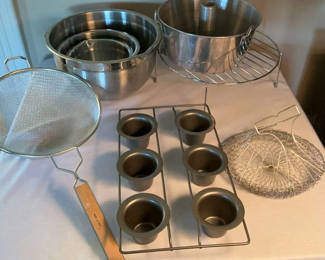 Lot 40: Metal kitchenware set with pots, steamer, cup popover pan, et.c