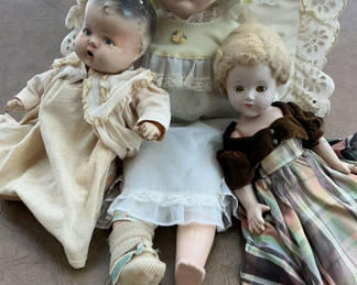 Lot 17: Vintage dolls collection