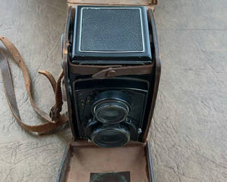 Lot 32: Vintage Rolleicord twin-lens reflex camera with leather case