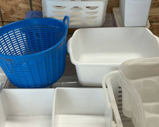 Lot 100: Useful Plastic Small Storage