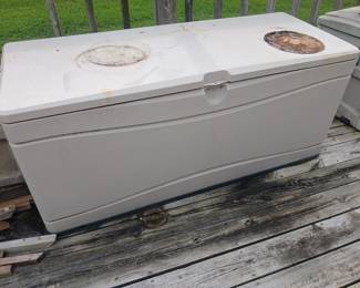 Plastic deck box