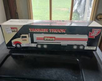 Pilot toy Tanker truck