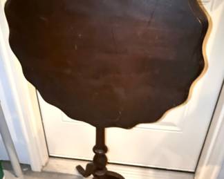 Chippendale Style Mahogany Pie Crust Tilt Top Table
