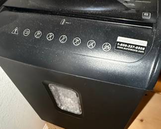 Pen + Gear WM608MA Strip-Cut Paper Shredder