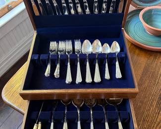 Kitchen-Oneida silverware set