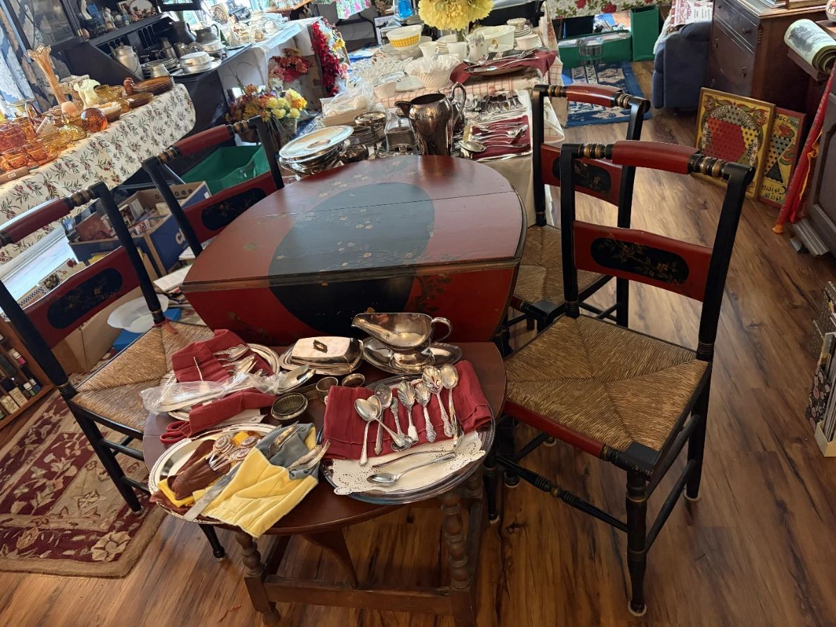 E Nicely painted Gateleg Dropleaf Table  4 Chairs w Rush Seats, sm. dropleaf  silverplate