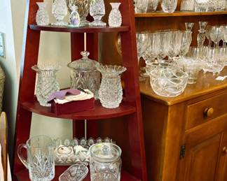 E corner shelf of crystal