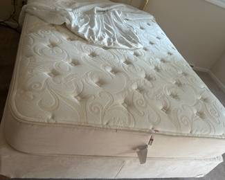 $75 beautiful super clean mattress  matching set, was upstairs in a spare room, so wasn’t used much at all. 