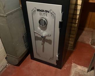 Stack-On Elite safe