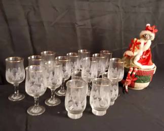 Holiday Glassware Set  Patchwork Mixing Nesting Bowls with Decorative Christmas Mouse