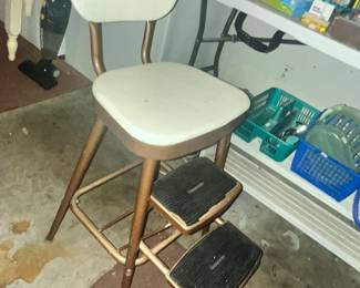VINTAGE KITCHEN STEP STOOL