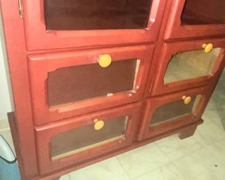 DRAWERS HAVE DISPLAY FRONTS