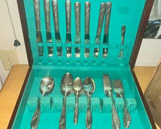 ONEIDA SILVERPLATE SET w/ CASE