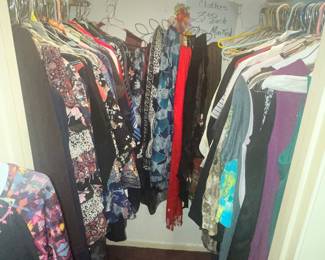 CLOSET FULL OF LADIES CLOTHING