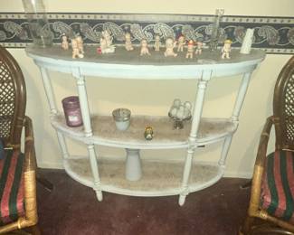 HALF-ROUND DISPLAY TABLE