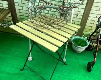 FOLDING TABLE