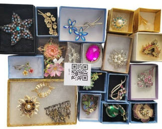 Lot 11: Assorted decorative jewelry brooches and pins