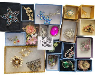 Lot 12: Assorted pins and brooches