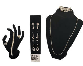 Lot 4: Faux Diamond jewelry collection: bracelet, necklace, rings and earrings with floral hair accessory