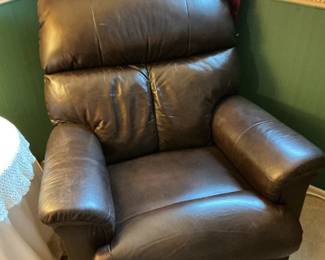 Really nice electric recliner in dark brown