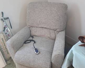 New La-Z-Boy lift chair