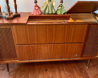 1960 Grundig Majestic KS 560 record console with turntable AM/FM radio and Storage