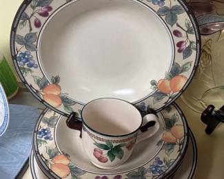 Mikasa Intaglio Pattern Garden Harvest