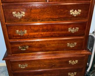 Classic chest on (chest) drawers
