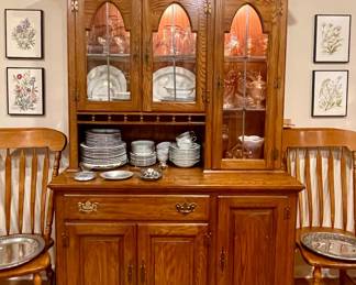VINTAGE LIGHTED CHINA HUTCH