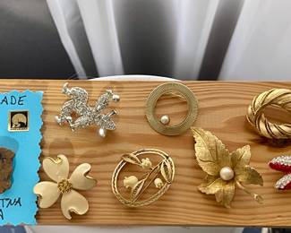 GOLDTONE VINTAGE BROOCHES
