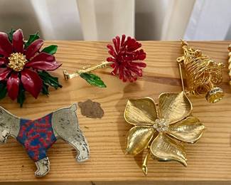 VINTAGE CHRISTMAS BROOCHES