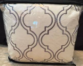 Decorative Quatrefoil Pattern Throw Pillow