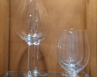 Unidentified Short-Stemmed Balloon Wine Glassware
