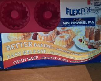 Flexform Silicone 6-Cup Mini Pinwheel Pan