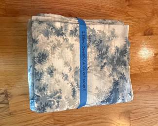Pottery Barn Jardin Toile Bedding Set (2 Duvet Covers and 2 Shams)