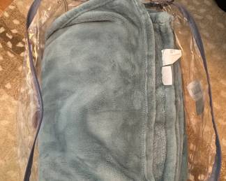 PAVILIA Fleece Blanket Throw